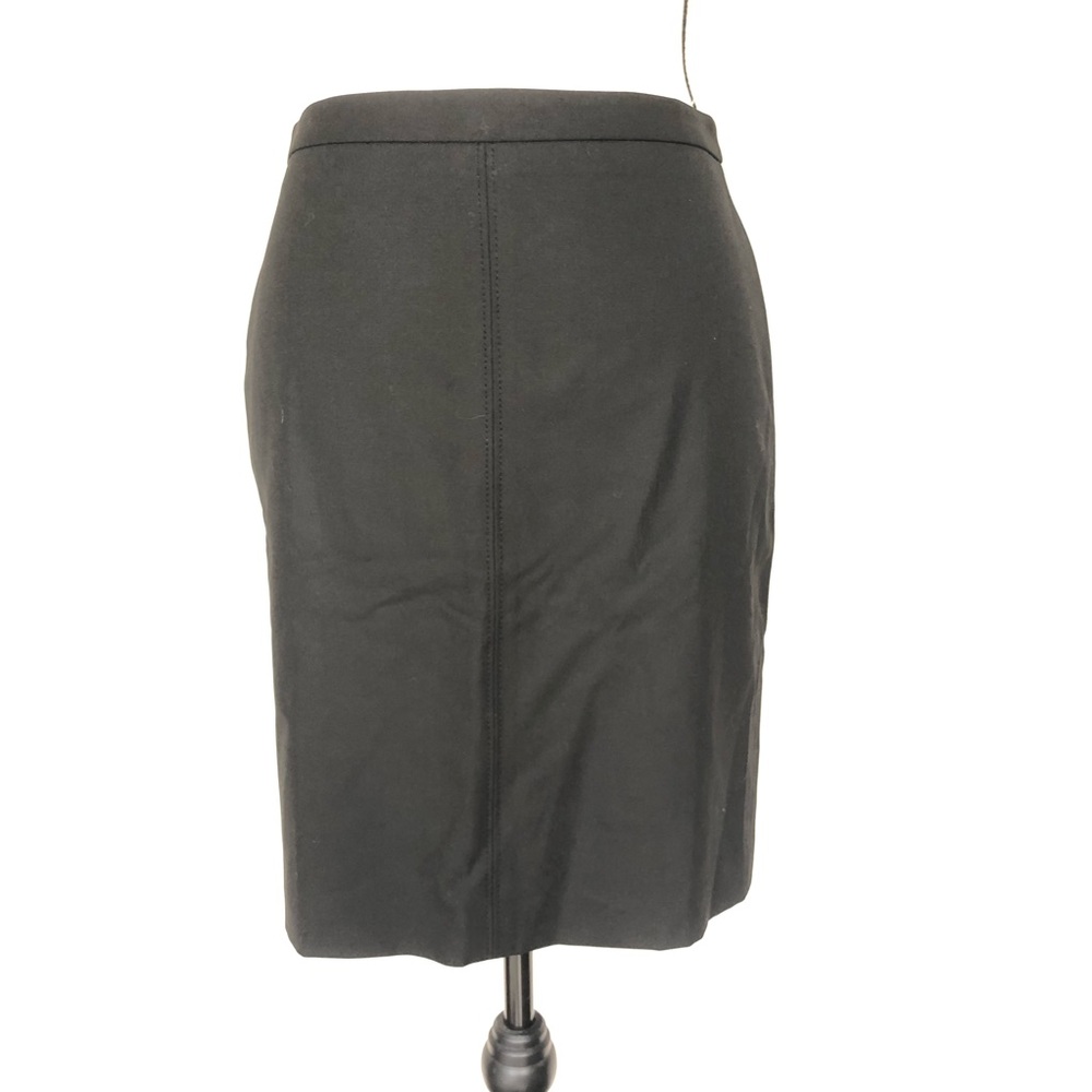 Short fitted black skirt